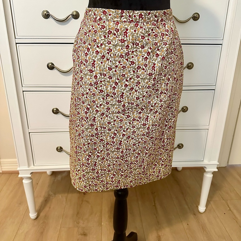 Casual Corner Annex Multi-Colored Floral A-Line Skirt: EXCELLENT Condition
